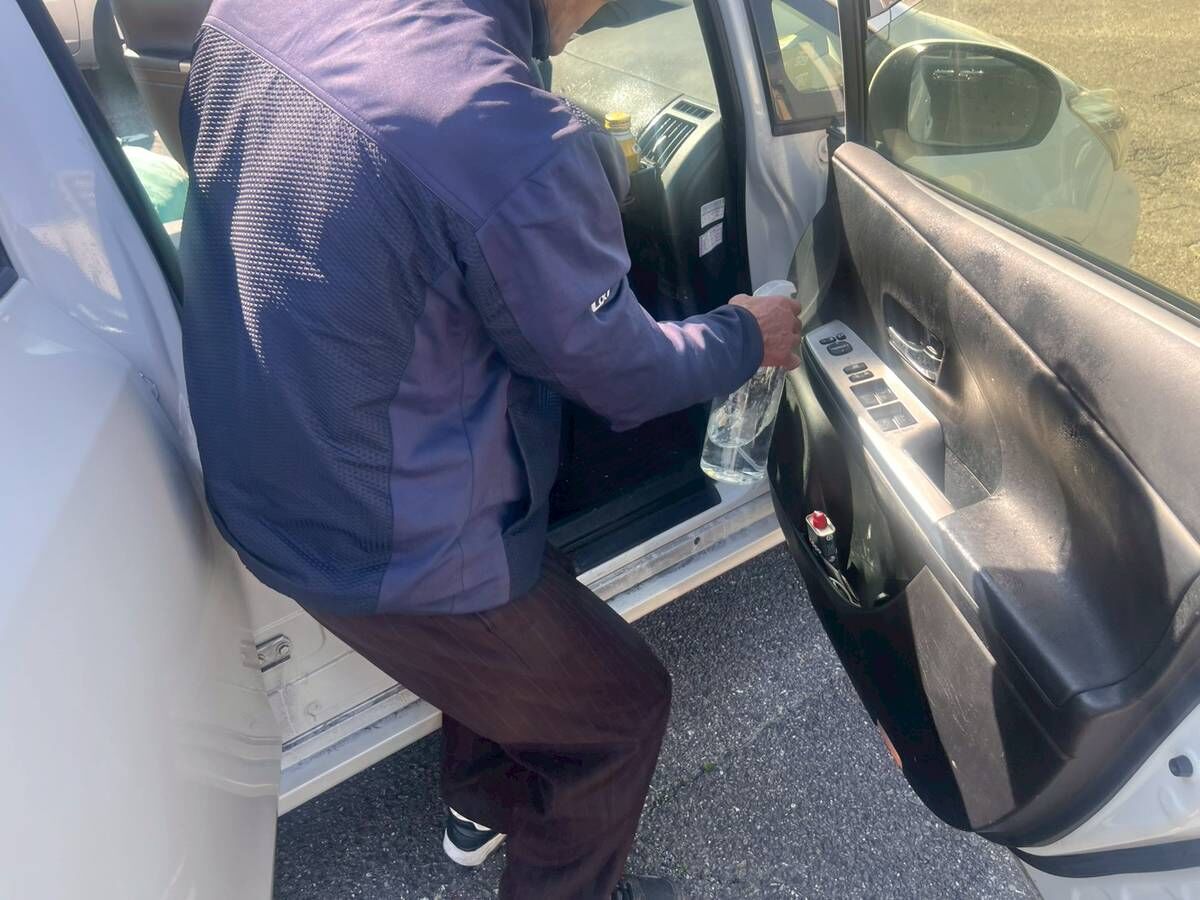 【稲沢市】光触媒コーティング施工｜車内のタバコ臭対策に｜壁紙塗り替え・窓ガラスフィルムも対応