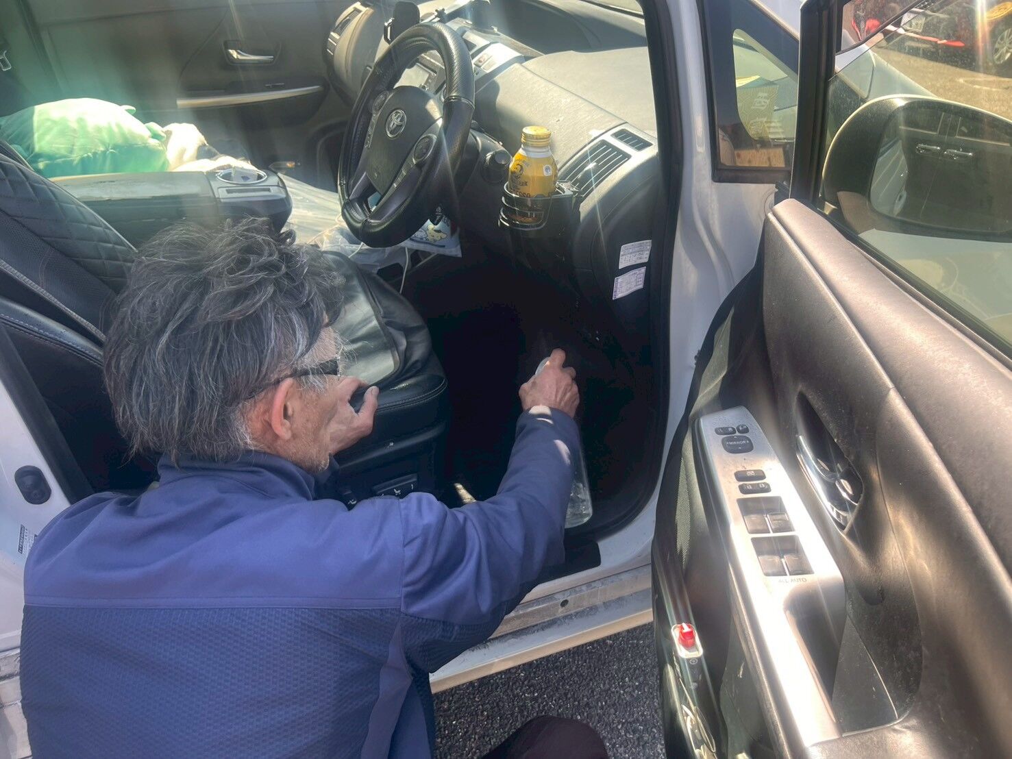 稲沢市｜プリウスαの車内の臭い・菌対策に光触媒コーティング施工｜口コミあり・営業実技研修済