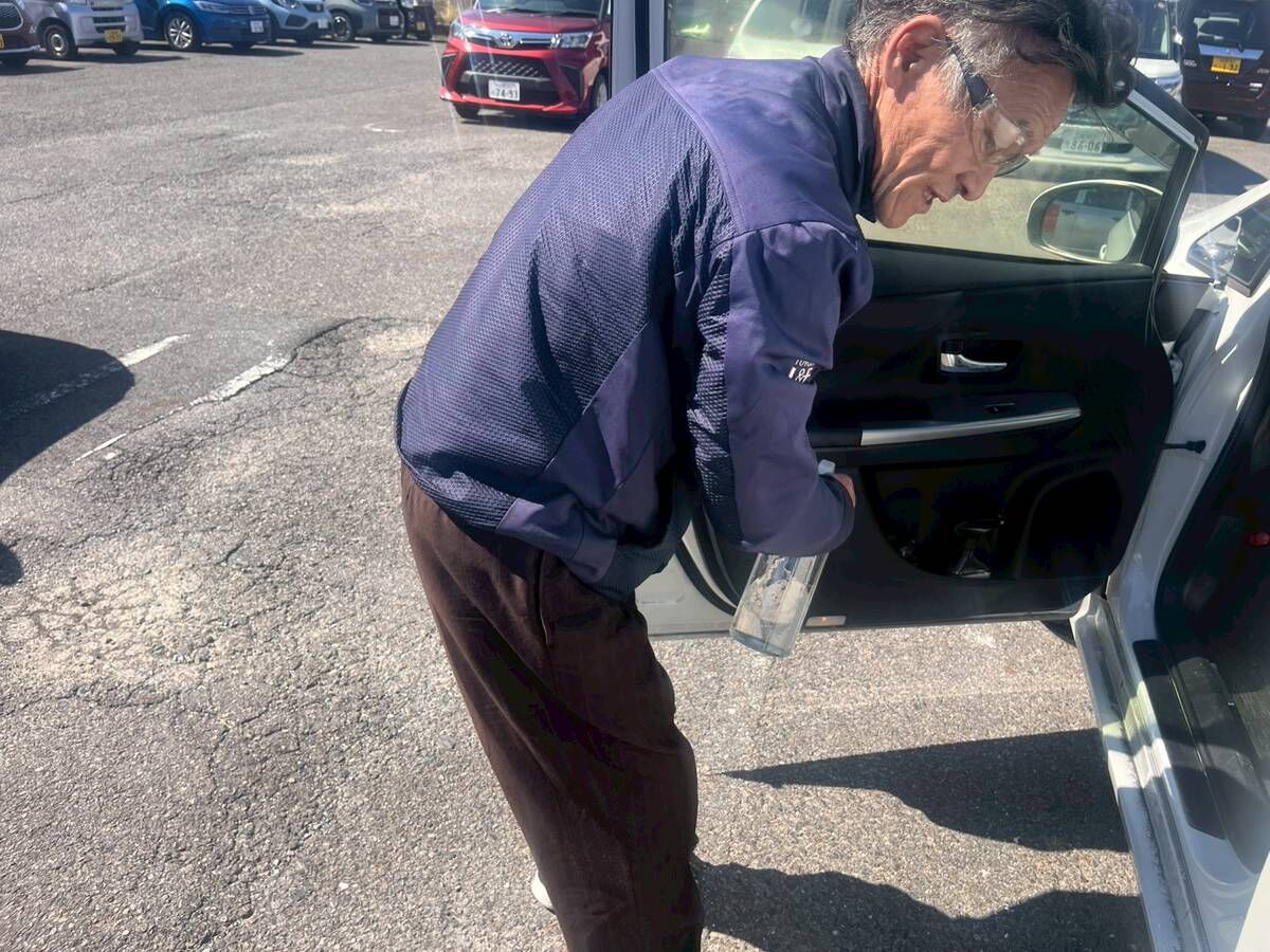 【稲沢市】中古車購入後の臭い対策に光触媒コーティング施工｜施工事例あり・実技研修済