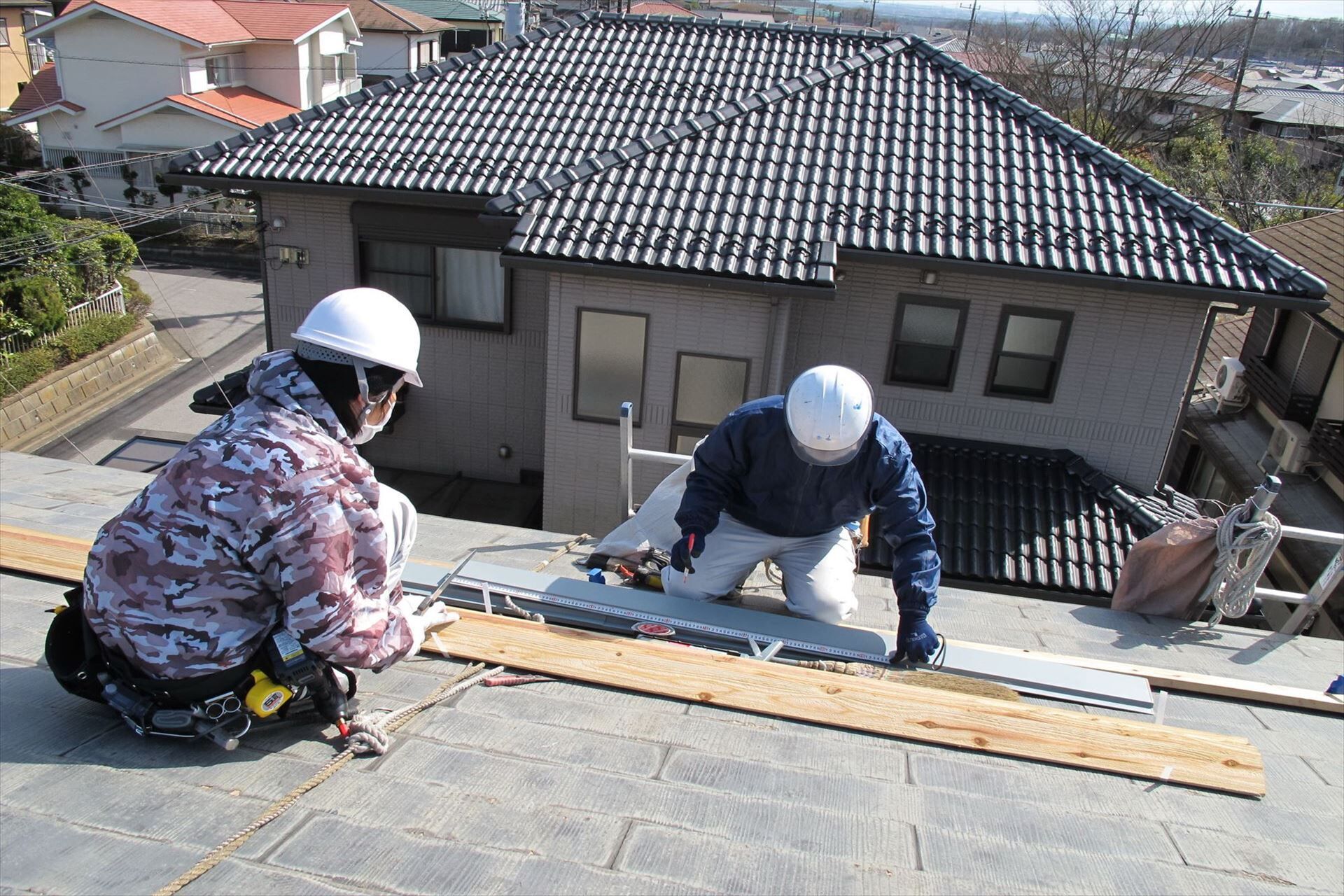 屋根の板金工事を進めるスタッフたち_R